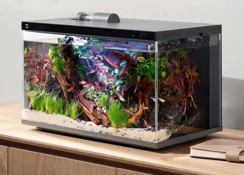 Xiaomi показала умный аквариум с автокормушкой Mijia Smart Fish Tank. Воду в нём нужно менять раз в полгода.